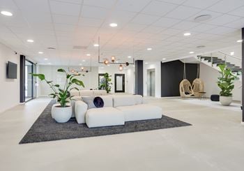 Moderne kontor med kort afstand til S-tog og Ring 4