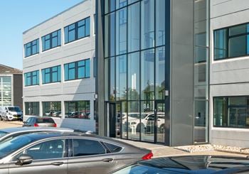 Lyse kontorlejemål med naturligt lysindfald