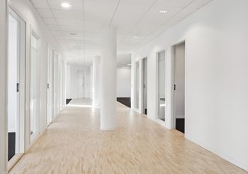 Ejendom med gode adgangsforhold og parkering