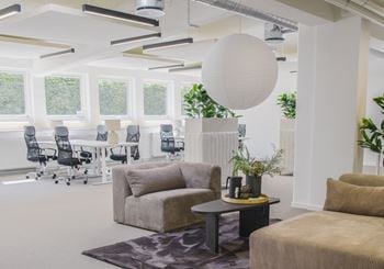 Nyrenoveret multibrugerhus med gode adgangsforhold