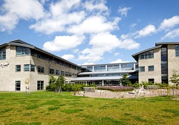 Kontor med bemandet reception og egen tagerrasse