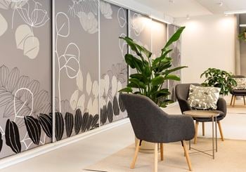 Lyse kontorlokaler med kantine og fitnessfaciliteter