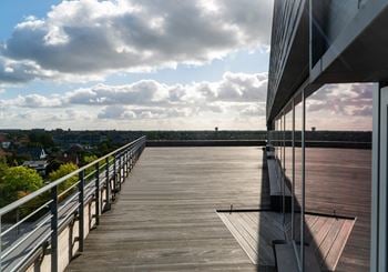 Moderne kontor med egen tagterrasse