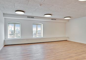 Åbent kontor på 5. sal med godt naturligt lysindfald