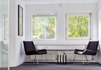 Lyst og indbydende kontor i ejendommens stue