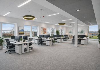 Lyst og åbent kontor med reception og kantine