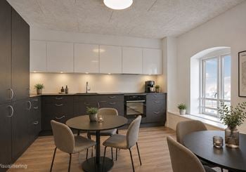 Lyst kontor på 5. sal med udkig over Roskilde by